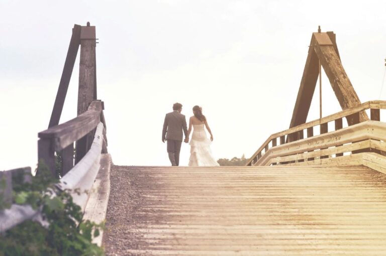 wedding bride and groom walking in the bridge