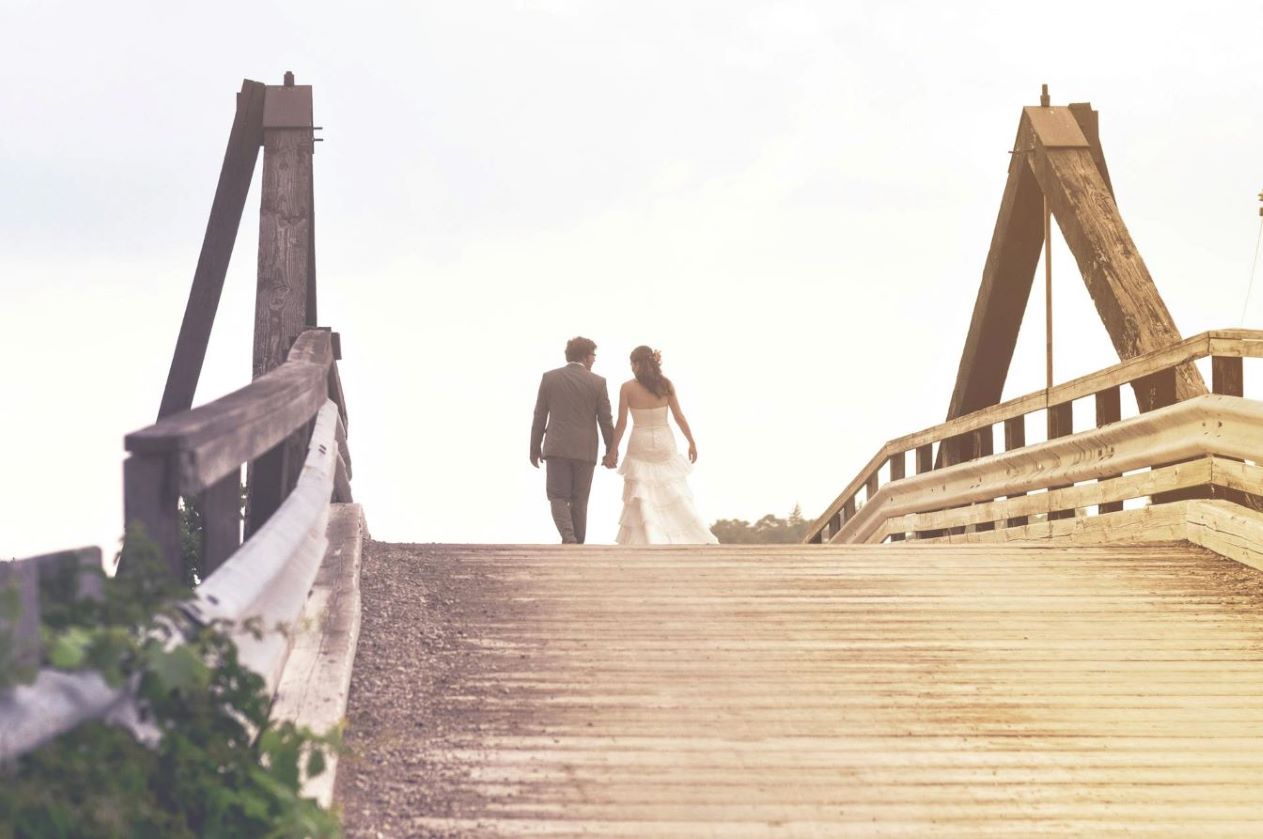 wedding bride and groom walking in the bridge